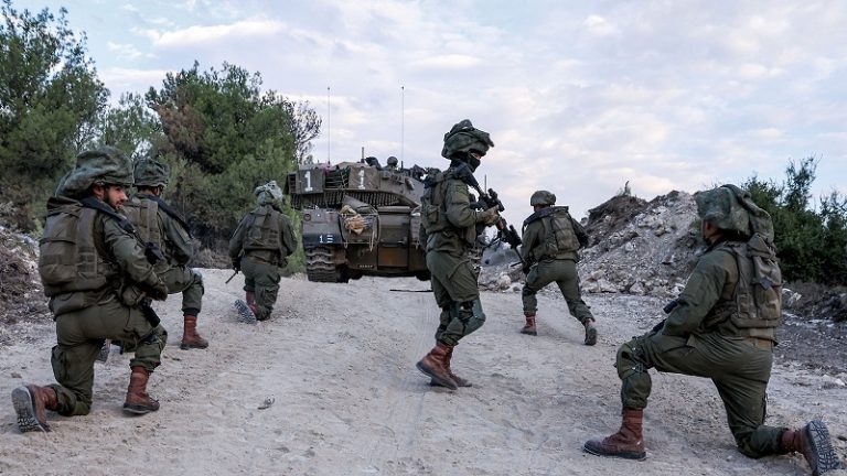 “نيوزويك”: “إسرائيل” اقتربت كثيراً من حرب شاملة مع لبنان!