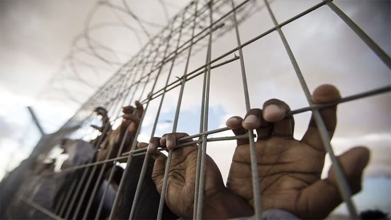 استشهاد عدد من الأسرى الفلسطينيين في المعتقل