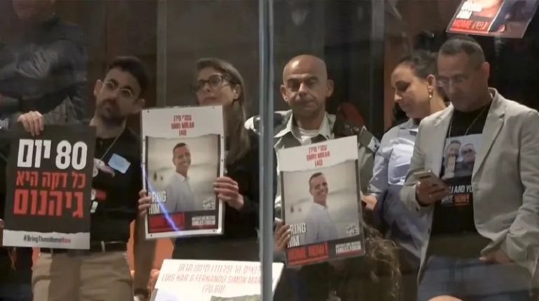 بالفيديو.. أهالي الأسرى الصهاينة قطعوا كلمة نتنياهو بالصراخ “الآن الآن الآن”