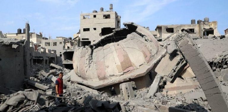 غارة العدو تدمر مسجداً في جباليا