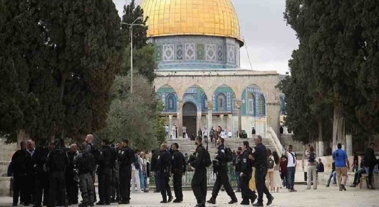 بالفيديو: الاحتلال يقمع المصلين في المسجد الأقصى.. وإصابات!