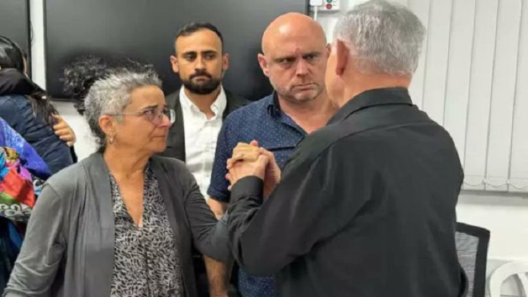 نتنياهو يلتقي عائلات أسرى الاحتلال في غزة