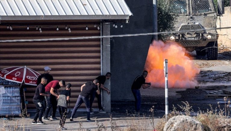 الاحتلال يفجر سيارة في مخيم جنين