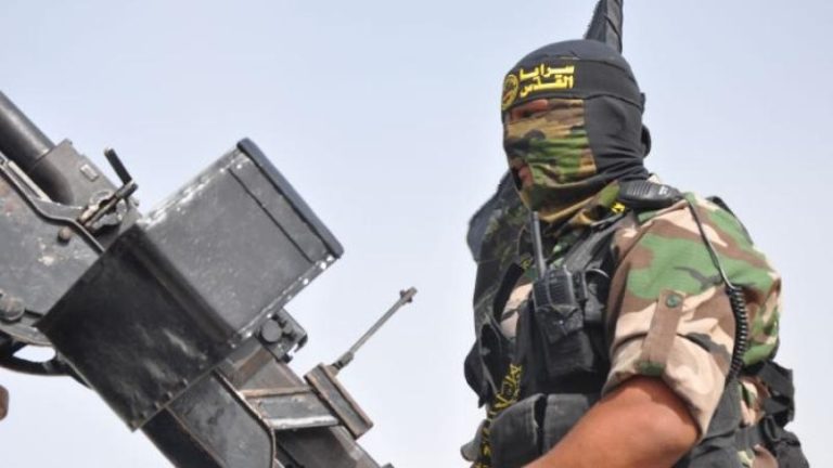 إصابات باستهداف سيارة للعدو في نابلس