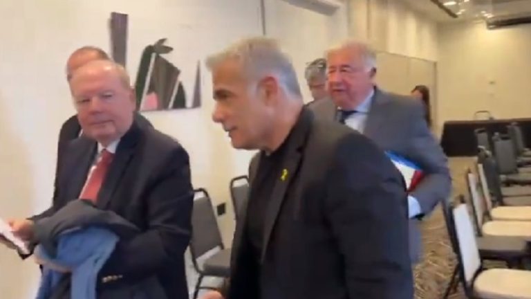 بالفيديو.. صافرات الإنذار تنهي اجتماعاً في “تل أبيب”