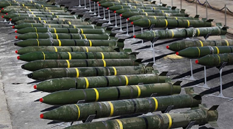 بالصورة.. رئيس الكيان الصهيوني يكتب رسالة على صاروخ قبل إطلاقه على غزة