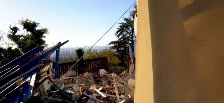 بالصور.. صواريخ “حزب الله” تدمر مباني في “المنارة”