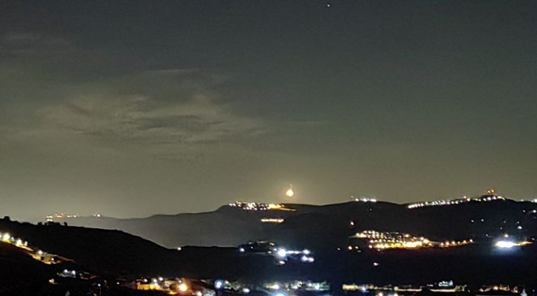 قنابل مضيئة مقابل ميس الجبل