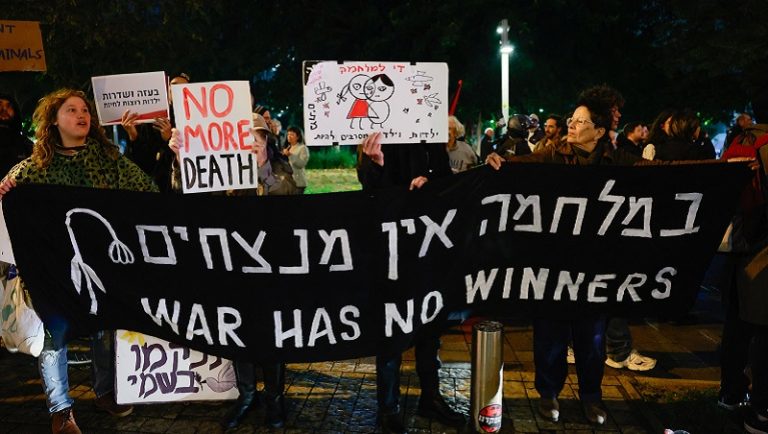 بالفيديو.. تظاهرة لعائلات الأسرى الصهاينة في “تل أبيب”