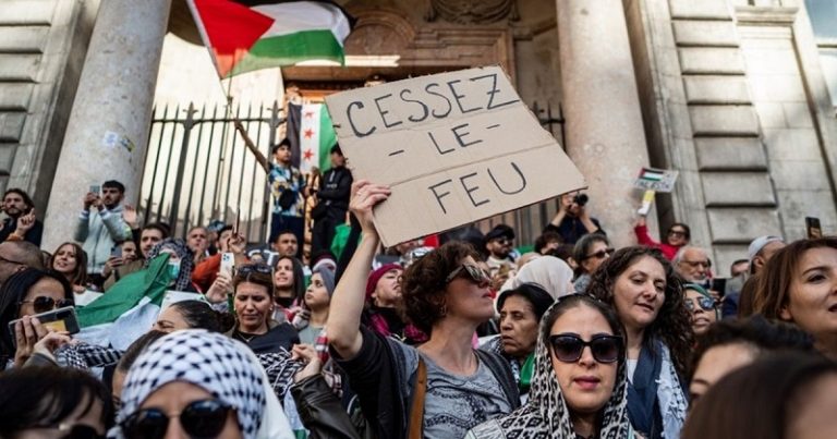 بالفيديو ـ آلاف المنشورات تتساقط في مركز تسوق فرنسي بأسماء الأطفال الشهداء في غزة