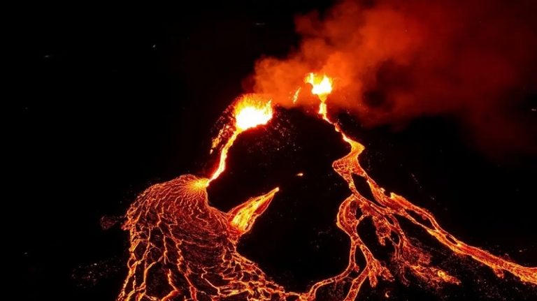 بالفيديو.. ثوران بركاني في أيسلندا!