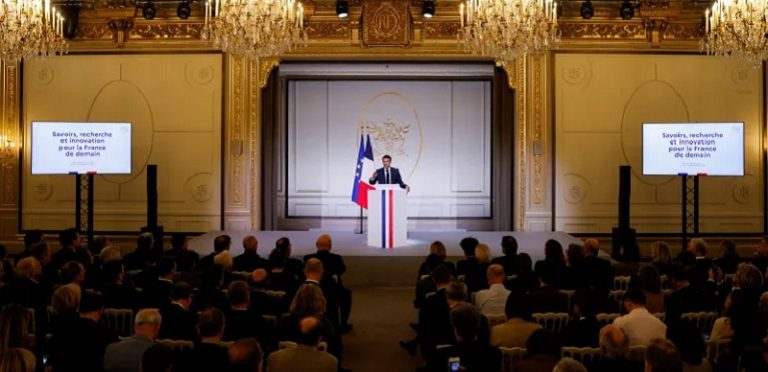 ماكرون يحتفل بـ”الحانوكا” اليهودي في فرنسا “العلمانية”!