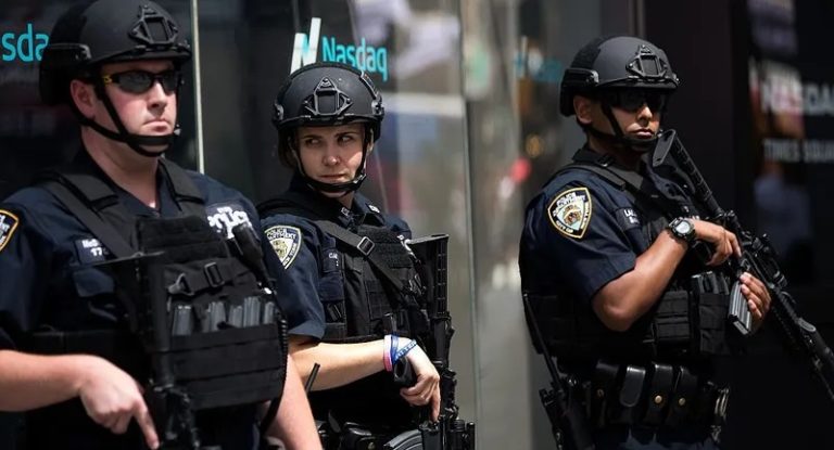 بالفيديو.. رجل يقتل 4 أشخاص طعناً ويجرح شرطيين في نيويورك