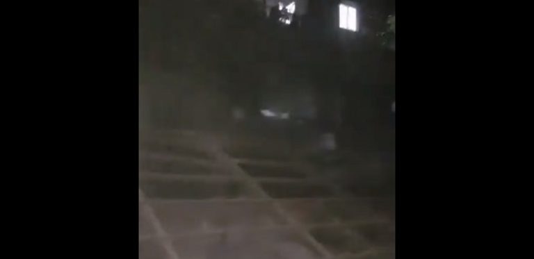 بالفيديو.. مسيّرة “إسرائيلية” تستهدف منزلاً في بلدة حومين التحتا