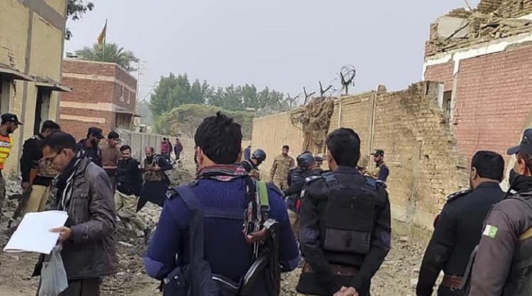 مقتل 23 شخصاً بهجوم انتحاري في باكستان
