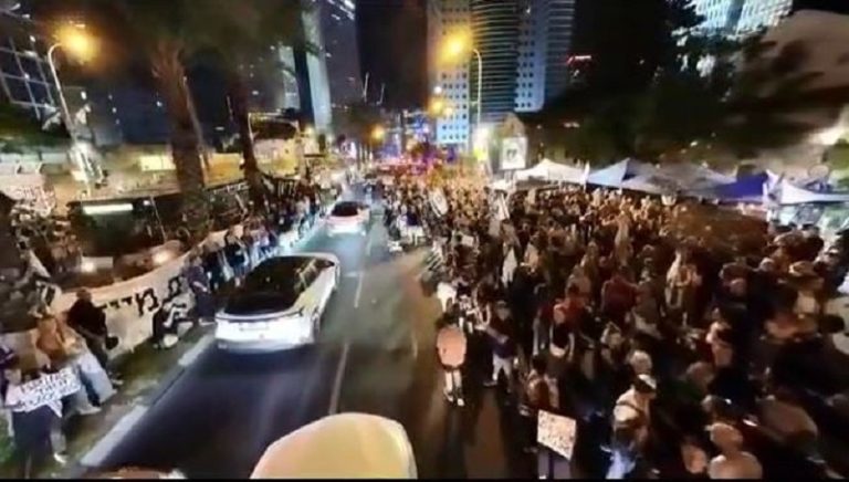 بالفيديو.. تظاهرة لعائلات الأسرى الصهاينة