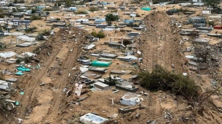 الاحتلال الإسرائيلي يدمّر مقابر غزّة!