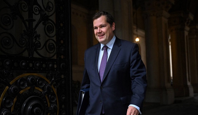 استقالة وزير الهجرة البريطاني إحتجاجاً على معاهدة “ترحيل مهاجرين”