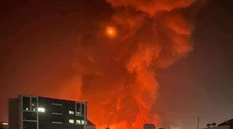 بالفيديو.. جرحى بانفجار مستودع للوقود في غينيا