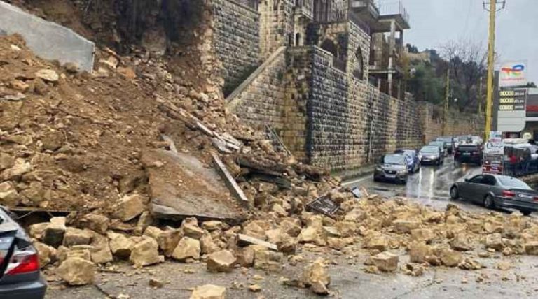 بالفيديو والصور.. انهيار حائط ضخم في بيت الدين!