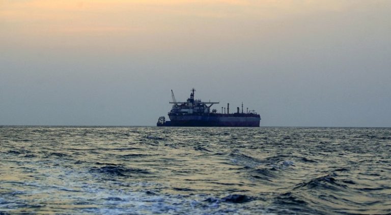 “وول ستريت جورنال”: سفينة إيرانية تدير هجمات الحوثيين في البحر الأحمر