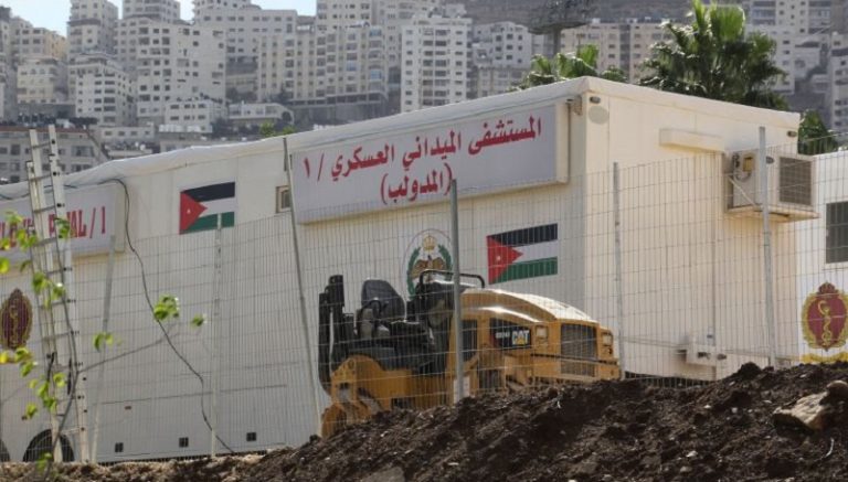 قنابل دخانية وشظايا على المستشفى الميداني الأردني في غزة