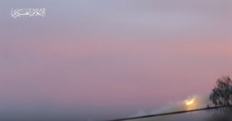 “القسام” تطلق رشقات صاروخية تجاه الأراضي المحتلة (فيديو)