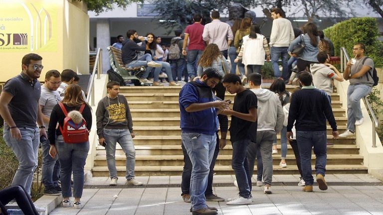 طلاب اليسوعية يدّعون على مديرة “سمارت سنترز”