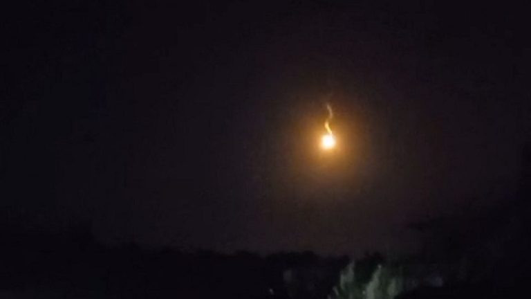 قذائف ضوئية في أجواء ⁧‫حولا