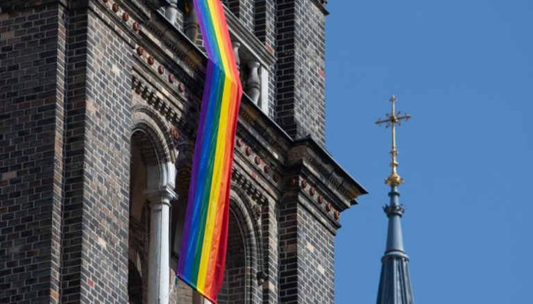 مباركة المثليّين في لبنان!