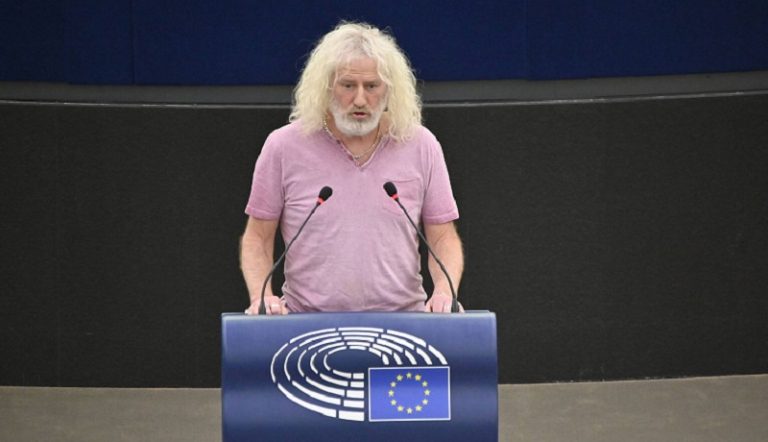 بالفيديو ـ نائب أوروبي يبكي في البرلمان متأثّراً بمجازر غزة