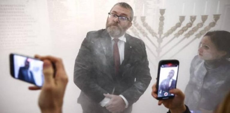 بالفيديو ـ نائب بولندي يميني يطفئ شموع “حانوكا”