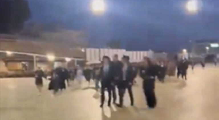 بالفيديو.. مستوطنون يهربون بعد إطلاق صواريخ على القدس المحتلة