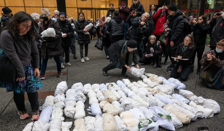 بالفيديو: “أوقفوا إطلاق النار في غزة”.. موكب جنائزي رمزي في نيويورك!