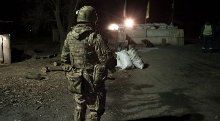 جندي للعدو يطلق النار ليلاً على زملائه