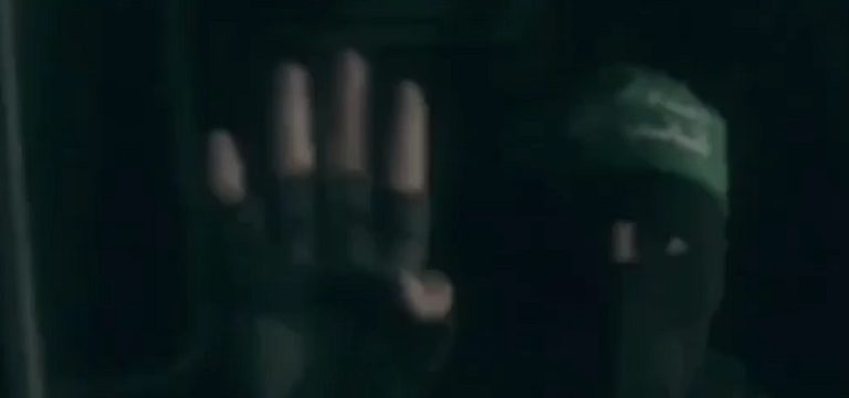 بالفيديو.. وضع العبوة على جرافة “إسرائيلية” وقال: “باي باي”