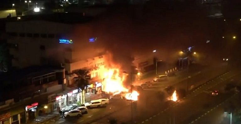 بالفيديو.. حريق داخل مبنى في مستوطنة كريات شمونة