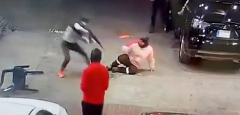 بالفيديو .. عملية سلب بقوة السلاح في الدامور