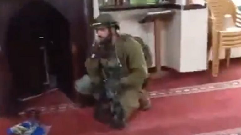 بالفيديو.. طقوس تلمودية في أحد مساجد جنين!