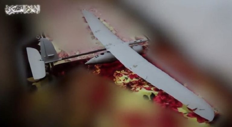 بالفيديو.. “القسام” تستولي على طائرة (Skylark-2) في بيت حانون