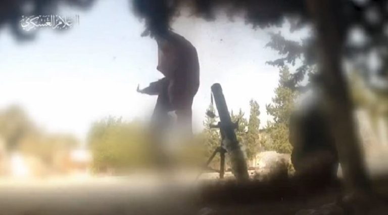 بالفيديو.. “القسام” تدك تحشدات العدو بمفارز الهاون