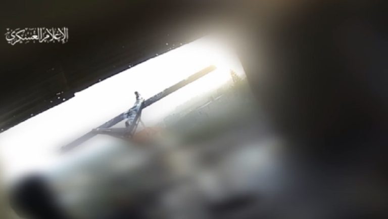 بالفيديو.. “القسام” تستهدف تحشدات آليات العدو بـ”الزواري الانتحارية”