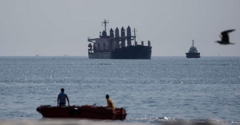 بريطانيا ترسل سفينتين إلى البحر الأحمر لمساعدة كييف