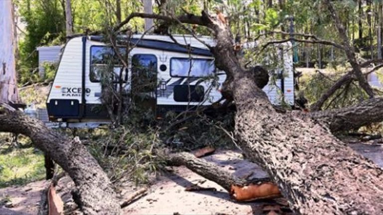 قتلى بعواصف وحرائق في أستراليا