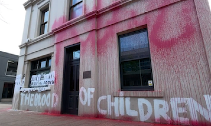 محتجون يهاجمون مكتب وزير الدفاع الأسترالي