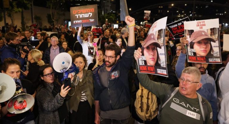 مظاهرة في “تل أبيب”.. “نريد صفقة الآن”!