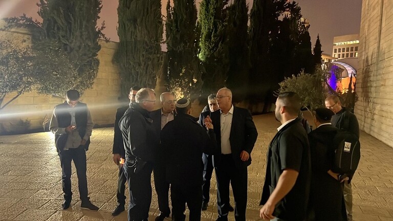 بالفيديو.. مستوطنون يعتدون على أعضاء “الكنيست”!