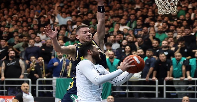 الرياضي يهزم الحكمة ويلحق به خسارته الأولى في قمة كرة السلة