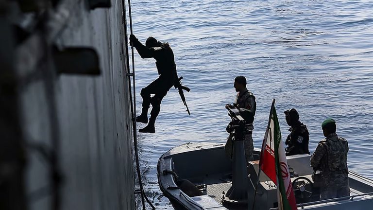 الحرس الثوري الإيران يحتجز سفينتين تهربان 4.5 مليون لتر من الوقود