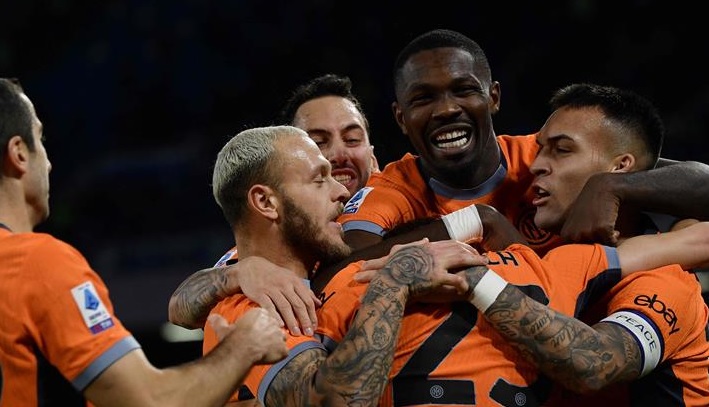 الأنتر يصعق نابولي داخل دياره